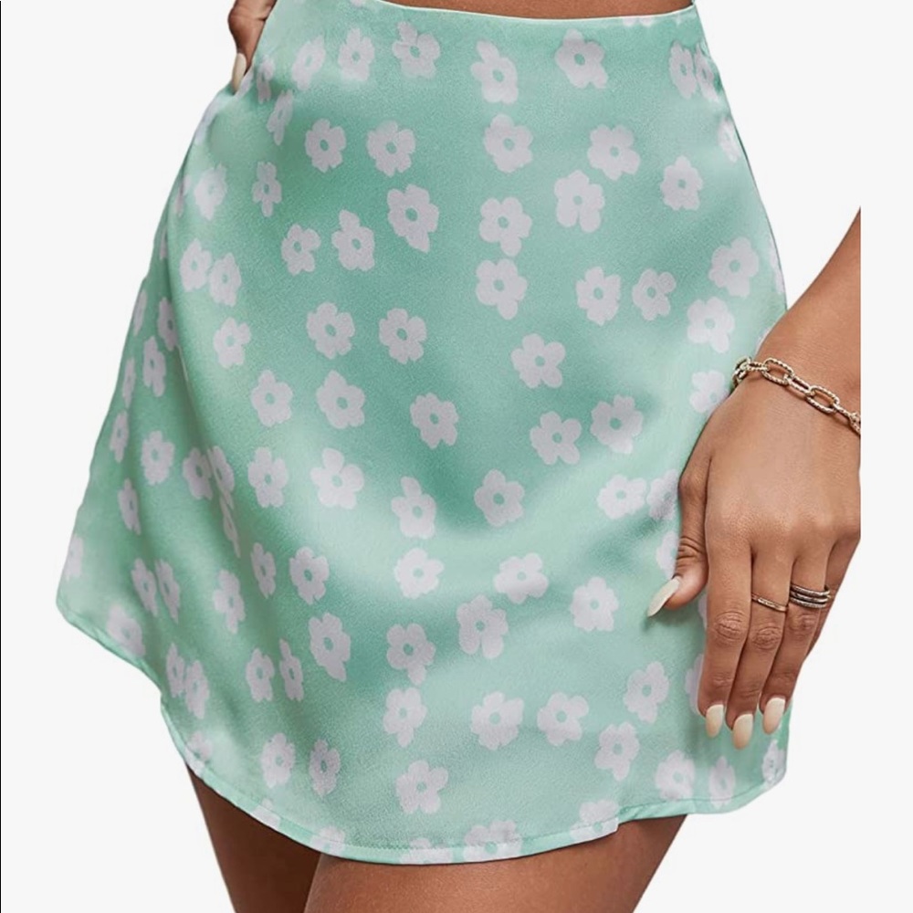 Princess Polly looks like Green mini satin skirt. - Picture 9 of 12